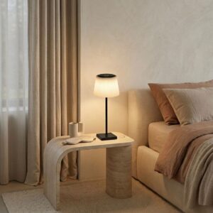 Moderne zwarte oplaadbare draadloze tafellamp van metaal voor tuin en woonkamer.