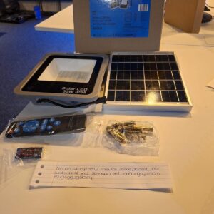 Professionele Solar LED breedstraler 50W met los zonnepaneel en montagemateriaal.