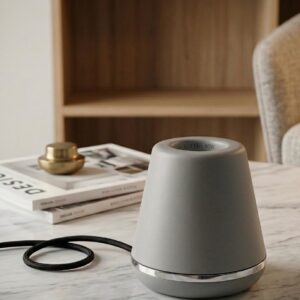 Grijze conische tafellampvoet met chromen ring en zwarte stroomkabel