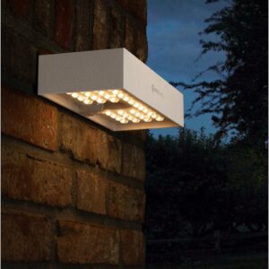 Moderne witte solar LED wandlamp met bewegingssensor aan buitenmuur